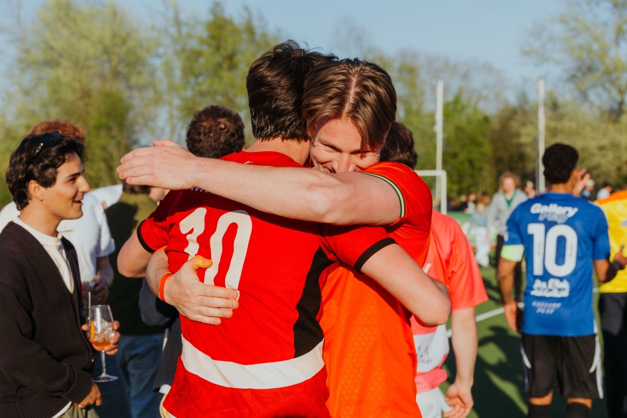 Spelers vieren samen na de wedstrijd