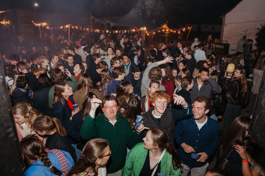 Sfeer op de dansvloer tijdens een Kopa afterparty